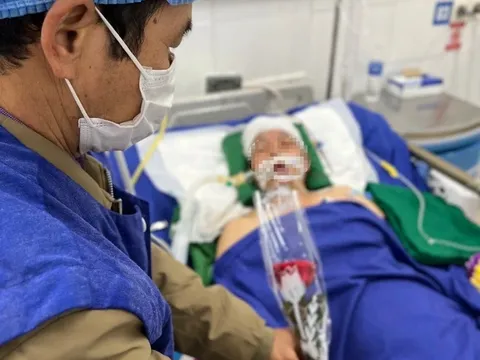 Bức ảnh chồng ung thư tặng hoa hồng cho vợ nằm hôn mê gây "bão mạng"