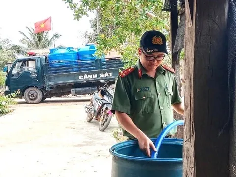 Công an huyện Ea Súp vận chuyển nước sạch hỗ trợ người dân vùng biên giới