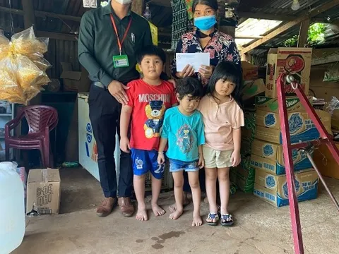 Xót xa hoàn cảnh ba cháu bé mồ côi