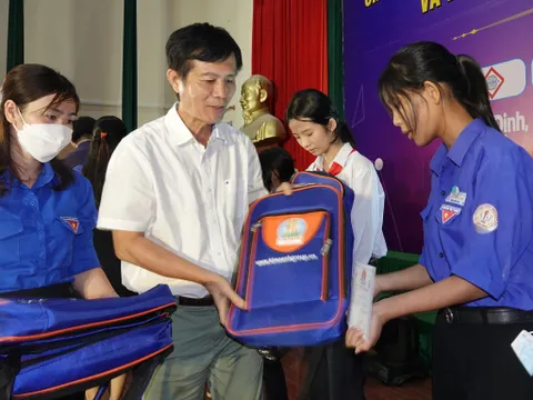 110 suất học bổng trao đến con em đồng bào dân tộc thiểu số và ngư dân