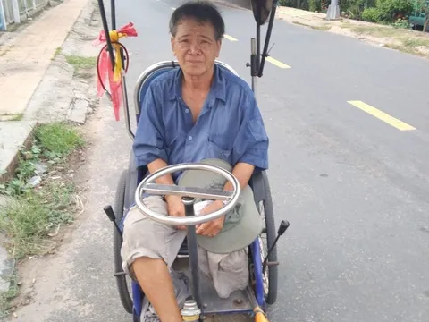 Xót xa hoàn cảnh người đàn ông khuyết tật bán vé số mưu sinh