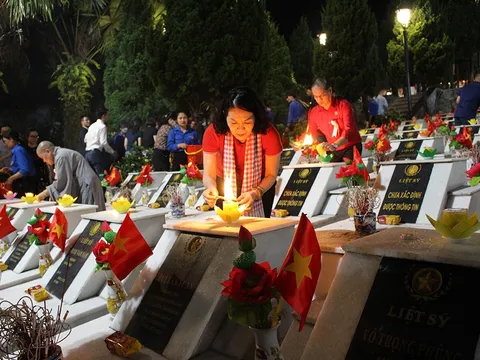 Chủ tịch Hội Chữ thập đỏ Việt Nam dâng hương tại Nghĩa trang Liệt sĩ quốc gia Vị Xuyên