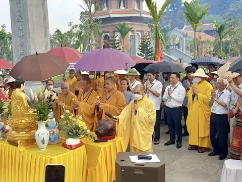 Lễ rót đồng đúc tượng Đức phật Di Lặc tại chùa Hổ Sơn