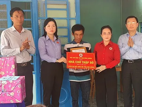 Bình Dương: Bàn giao 2 căn nhà Chữ thập đỏ cho 2 gia đình có hoàn cảnh khó khăn