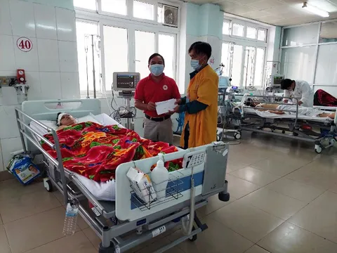 Hội Chữ thập đỏ Quảng Trị: Trao tiền hỗ trợ gia đình có người bị thương do lốc xoáy