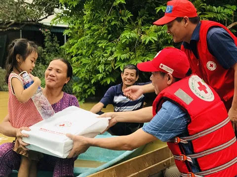 Hội Chữ thập đỏ tỉnh Hà Tĩnh trực tiếp hỗ trợ người dân bị cô lập tại xã Quang Vĩnh, huyện Đức Thọ