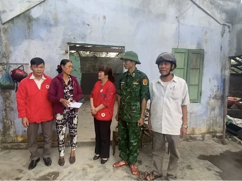Hội Chữ thập đỏ tỉnh Thừa Thiên Huế thăm động viên, hỗ trợ người dân bị thiệt hại do bão số 4