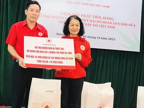 Bí thư Đảng Đoàn, Chủ tịch Hội Chữ thập đỏ Việt Nam Bùi Thị Hòa trực tiếp cứu trợ tại Hà Tĩnh