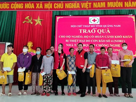 Hội Chữ thập đỏ tỉnh Quảng Nam cùng vợ chồng nghệ sĩ Trường Giang trao quà người dân bị thiệt hại do bão số 4