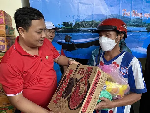 Hội Chữ thập đỏ tỉnh Quảng Ngãi: Hỗ trợ 300 suất quà cho các hộ gia đình khó khăn và thiệt hại do bão Noru tại huyện Trà Bồng