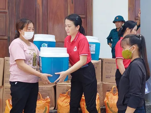 Hội Chữ thập đỏ Nghệ An: Trao 200 bình lọc nước cho bà con vùng ngập lụt huyện Quỳnh Lưu, tỉnh Nghệ An