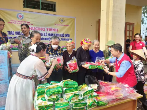 Nghệ An: Chia sẻ khó khăn với người dân vùng lũ Kỳ Sơn