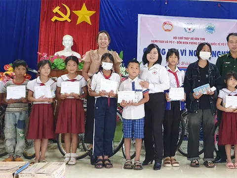 Hội Chữ thập đỏ Kon Tum: Tặng quà cho phụ nữ nghèo biên giới