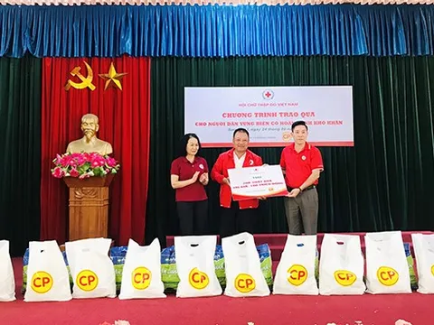 Đoàn công tác Trung ương Hội Chữ thập đỏ Việt Nam tặng 200 suất quà cho bà con vùng biên giới Hương Sơn