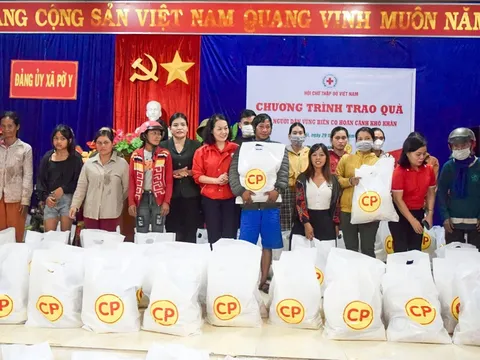 Hội Chữ thập đỏ Việt Nam trao quà cho người dân khó khăn vùng biên giới