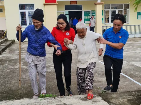 Quảng Nam: 500 người dân được khám bệnh, cấp thuốc và tặng quà