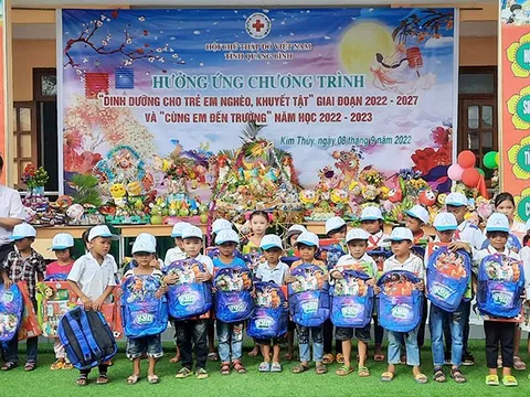 Hội Chữ thập đỏ các cấp tỉnh Quảng Bình thực hiện có hiệu quả Chương trình “Cùng em đến trường” năm học 2022-2023