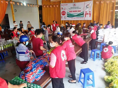 Đồng Tháp: Tặng quà cho người mù, người khuyết tật, hộ gia đình khó khăn