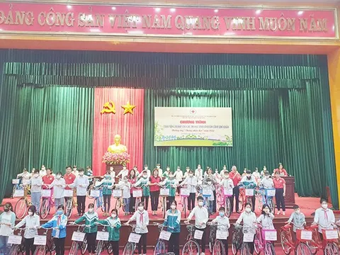 Trao xe đạp cho các em học sinh nghèo vượt khó