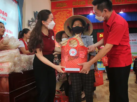 Chợ Nhân đạo – Phiên chợ tình người