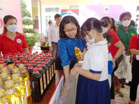 Phiên chợ 0 đồng đến với người dân khó khăn ở Phước Hòa