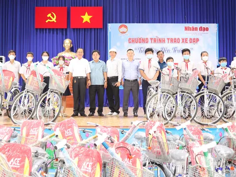 Tặng quà cho học sinh có hoàn cảnh khó khăn ở Hóc Môn