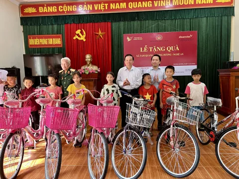 Trao quà cho người nghèo và học sinh có hoàn cảnh khó khăn ở Nghệ An