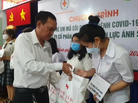 TP. Hồ Chí Minh: Tặng học bổng hỗ trợ trẻ em mồ côi do dịch bệnh Covid-19