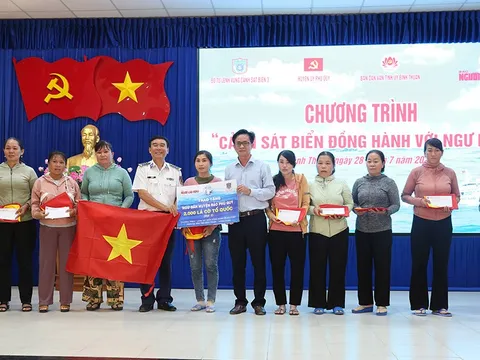 Kết hợp tuyên truyền Luật Cảnh sát biển thông qua Chương trình “Cảnh sát biển đồng hành với ngư dân” tại huyện đảo Phú Quý