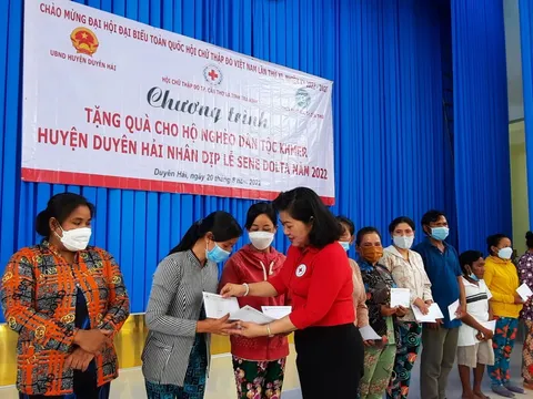 TP. Cần Thơ: Tặng 150 suất quà cho đồng bào dân tộc Khmer nghèo