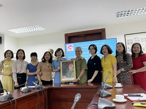 Tiếp nhận 111 bức ảnh Đại tướng Võ Nguyên Giáp của Đại tá Trần Hồng