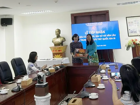 Trung tâm Lưu trữ quốc gia III tiếp nhận tài liệu của Đại tá, nhà ngoại giao Hà Văn Lâu