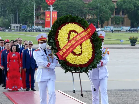 Đoàn đại biểu Đại hội XI Hội Chữ thập đỏ Việt Nam vào Lăng viếng Chủ tịch Hồ Chí Minh