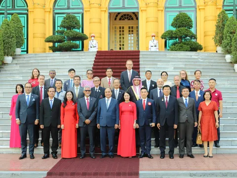 Chủ tịch nước Nguyễn Xuân Phúc tiếp Đoàn đại biểu quốc tế tham dự Đại hội XI Hội Chữ thập đỏ Việt Nam