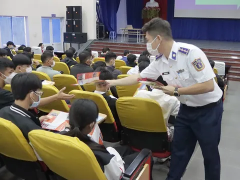 Cảnh sát biển Việt Nam tuyên truyền về biển, đảo và Luật Cảnh sát biển cho cán bộ, giảng viên, sinh viên