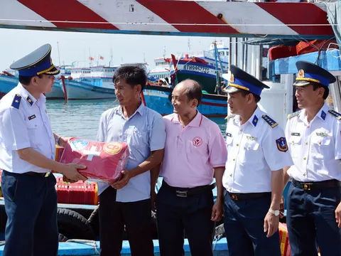 Hoạt động tuyên truyền, phổ biến Luật Cảnh sát biển tới ngư dân