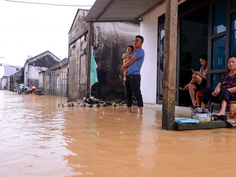 Cuộc sống người dân Chương Mỹ bị đảo lộn vì ngập lụt