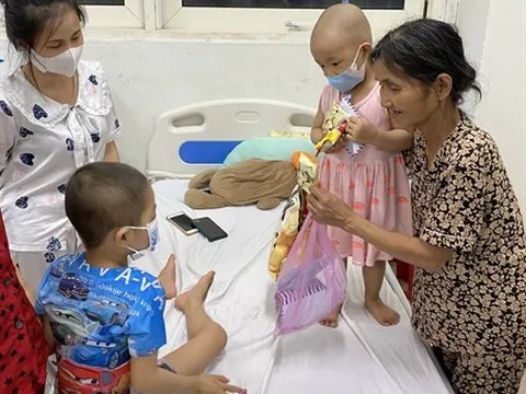 Chuyện mệ Tuyết với những đứa trẻ ung thư