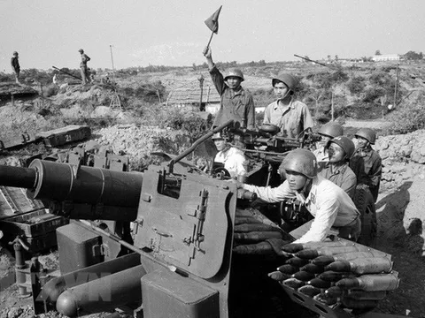 Nhiều hoạt động kỷ niệm 50 năm chiến thắng "Hà Nội - Điện Biên Phủ trên không"