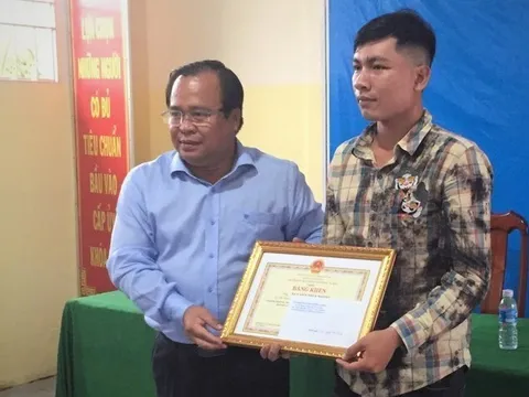 Cà Mau: Tặng Bằng khen tài xế taxi trả lại ví có hơn 4.000 USD cho người đánh rơi