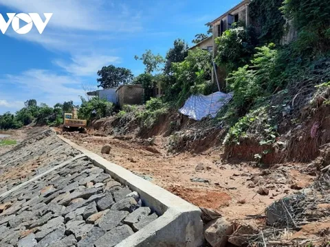 Dân sống bên bờ sạt lở nơm nớp lo sợ khi lũ về