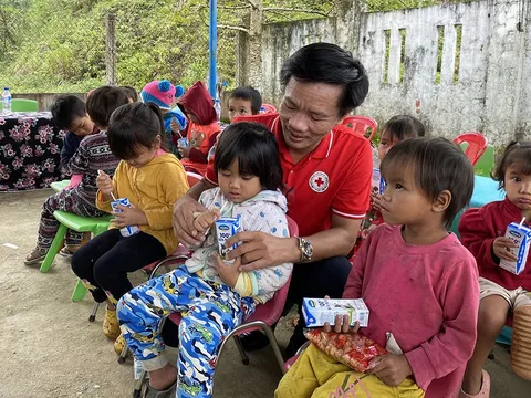 Quảng Ngãi: Tặng hơn 1.300 hộp sữa cho trẻ em nghèo, khuyết tật