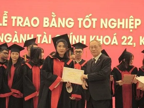 HUBT: Trao bằng tốt nghiệp cho sinh viên ngành Tài chính