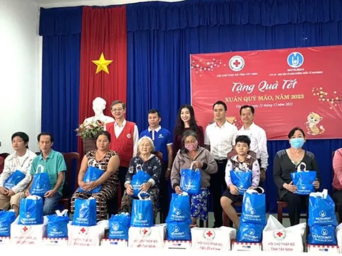 Tây Ninh: Tặng quà Tết cho người nghèo