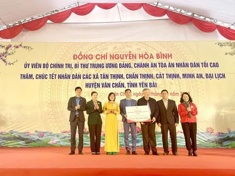 Đồng chí Nguyễn Hòa Bình - Ủy viên Bộ Chính trị, Bí thư Trung ương Đảng, Chánh án Tòa án nhân dân tối cao tặng quà Tết tại Yên Bái