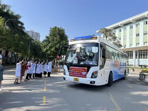 'Bến xe yêu thương' mang Tết tới người bệnh ung thư