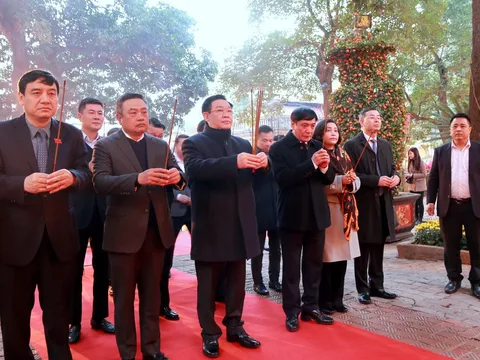 Chủ tịch Quốc hội Vương Đình Huệ dâng hương tưởng nhớ các bậc tiên đế, hiền tài tại Hoàng thành Thăng Long