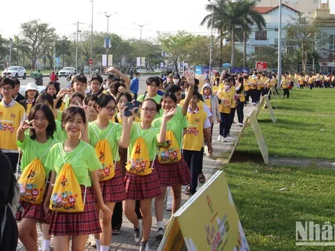 1.500 học sinh đi bộ gây quỹ cùng ‘Rèn đức luyện tài’