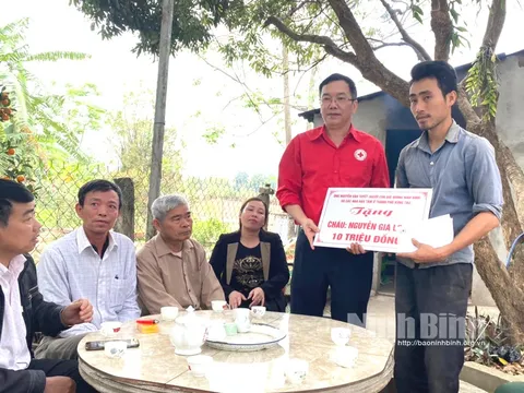 Gần 30 triệu đồng tặng cho học sinh mắc bệnh suy giảm miễn dịch thể nặng