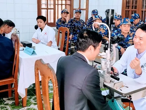 Khám mắt, cấp thuốc miễn phí cho quân và dân huyện đảo Bạch Long Vĩ